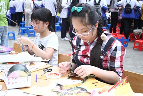 Chi Pu tươi xinh về trường cũ kêu gọi bảo vệ môi trường - 9 Học cách làm đồ handmade cùng các hot teen
