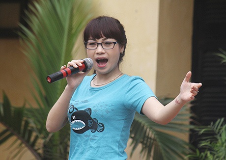 Chi Pu tươi xinh về trường cũ kêu gọi bảo vệ môi trường - 6 Ca sĩ Ngọc Khuê trẻ trung trong trang phục màu xanh thiện nguyện