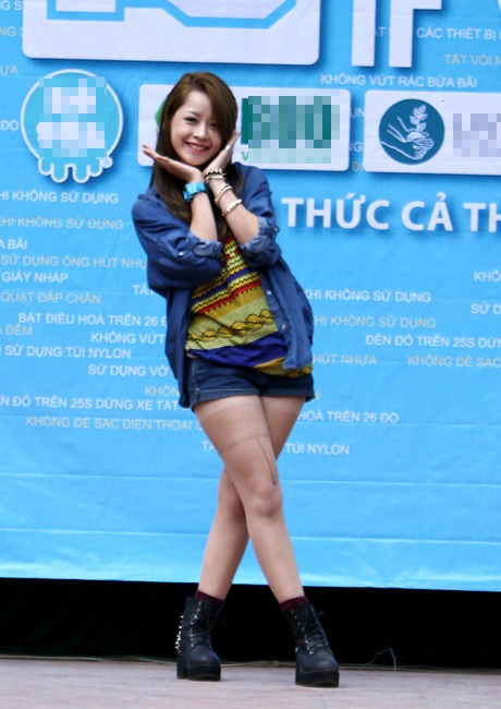 Chi Pu tươi xinh về trường cũ kêu gọi bảo vệ môi trường - 3 Chi Pu nhảy tặng các em học sinh
