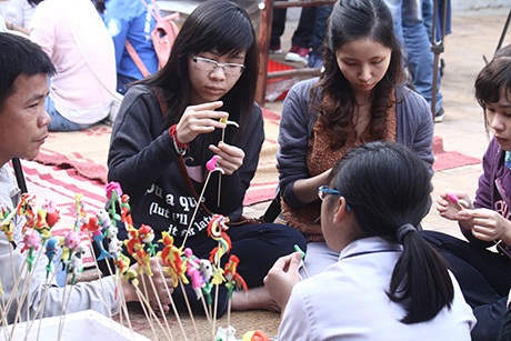 Giới trẻ thành phố vui Tết sớm với trò chơi dân gian - 6 Một góc của lễ hội, bạn trẻ say sưa nặn tò he