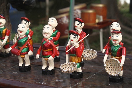 Giới trẻ thành phố vui Tết sớm với trò chơi dân gian - 5 Những chú tễu múa rối nước