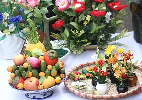 Giới trẻ thành phố vui Tết sớm với trò chơi dân gian - 4 Mâm ngũ quả độc đáo được nặn bằng đất sét thu hút khách tham quan