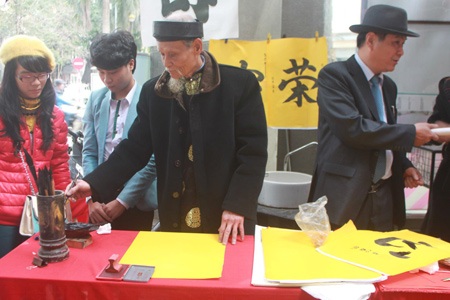 Bên cạnh những ông đồ râu tóc bạc phơ