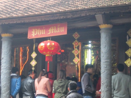 Giới trẻ nô nức đi chùa cầu duyên ngày đầu năm mới - 1 Các bạn trẻ cũng nô nức lên chùa để cầu một năm hạnh phúc.