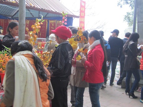 Giới trẻ nô nức đi chùa cầu duyên ngày đầu năm mới - 3 Không chỉ đi cùng gia đình, nhiều bạn tới chùa cùng bạn bè