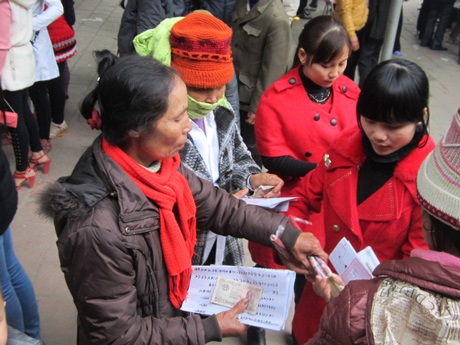 Giới trẻ nô nức đi chùa cầu duyên ngày đầu năm mới - 4 Cùng nhau thắp hương cầu cho một năm suôn sẻ, hạnh phúc