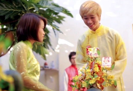 Cười “ngặt nghẽo” với clip Tết vui nhộn của bạn trẻ 9X - 1 Không khí Tết rộn ràng trong clip mới của các bạn trẻ làm phim 9X.