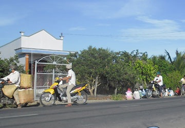 Nghi án giết người, cướp tài sản - 1 Người dân hiếu kỳ tụ tập trước ngôi nhà của cô Tuân. Anh: VT