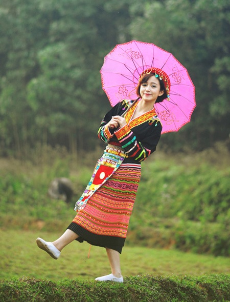 Thiếu nữ khoe sắc giữa hương xuân Tây Bắc - 5 Hóa thân thành thiếu nữ Thái xinh đẹp