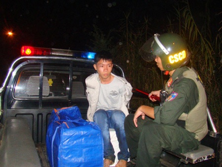 Đã sai, còn chống người thi hành công vụ - 1 Một đối tượng chở hàng cấm bị CSCĐ TP Cao Lãnh - Đồng Tháp bắt giữ trong dịp Tết.