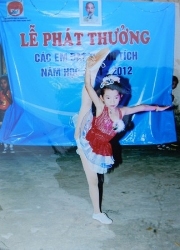 Cô bé trường làng dẻo như diễn viên xiếc - 3 Trong các hoạt động văn hóa văn nghệ ở địa phương, Vy luôn được mời đến biểu diễn góp vui