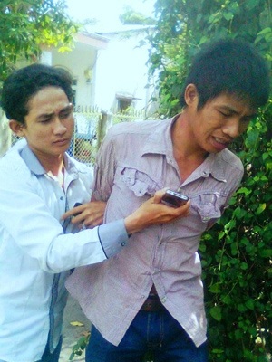 “Hiệp sỹ” Thạch Đạt (áo trắng) đang khống chế tên cướp. Ảnh: Tư liệu.