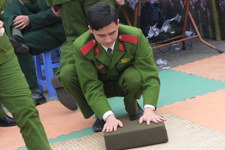 Xem sinh viên cảnh sát cơ động dạy võ, gấp chăn - 9 Không phải ai cũng gấp được chăn màn vuông vức như thế này.