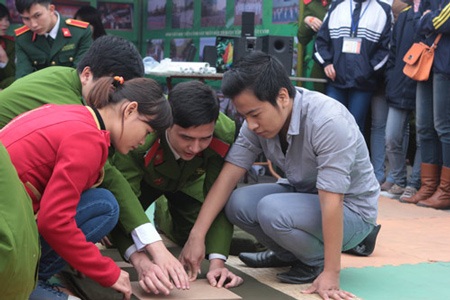 Xem sinh viên cảnh sát cơ động dạy võ, gấp chăn - 7 Những kỹ năng cơ bản này sẽ giúp các bạn nữ bảo vệ được mình khi gặp sự cố.