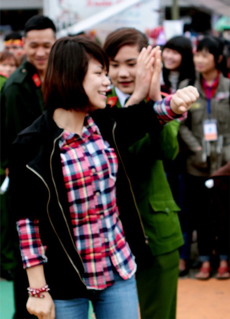 Xem sinh viên cảnh sát cơ động dạy võ, gấp chăn - 5 Những kỹ năng cơ bản này sẽ giúp các bạn nữ bảo vệ được mình khi gặp sự cố.