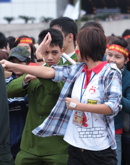 Xem sinh viên cảnh sát cơ động dạy võ, gấp chăn - 6 Những kỹ năng cơ bản này sẽ giúp các bạn nữ bảo vệ được mình khi gặp sự cố.