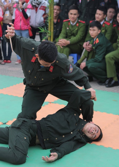 Xem sinh viên cảnh sát cơ động dạy võ, gấp chăn - 1 Xem sinh viên cảnh sát cơ động dạy võ, gấp chăn