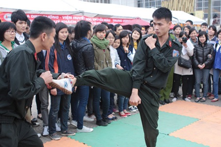 Xem sinh viên cảnh sát cơ động dạy võ, gấp chăn - 3 Xem sinh viên cảnh sát cơ động dạy võ, gấp chăn