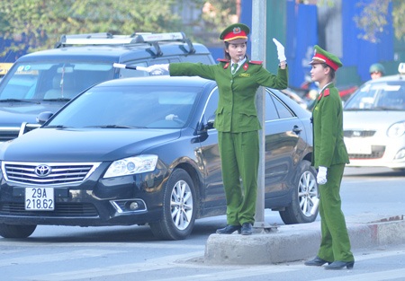 Chuyện chưa kể của nữ sinh Cảnh sát điều tiết giao thông - 1 Những nữ sinh HV Cảnh sát tham gia hỗ trợ điều tiết giao thông trên tuyến đường Khuất Duy Tiến.