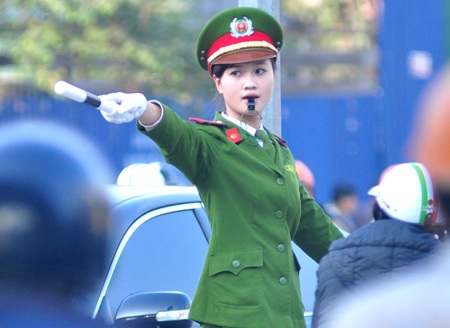 Chuyện chưa kể của nữ sinh Cảnh sát điều tiết giao thông - 2 Những nữ sinh HV Cảnh sát tham gia hỗ trợ điều tiết giao thông trên tuyến đường Khuất Duy Tiến.