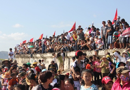 Xuất quân ra khơi đánh bắt thủy sản đầu năm - 3 Đông đảo người dân đội nắng ra xem đua ghe và tàu xuất hành.