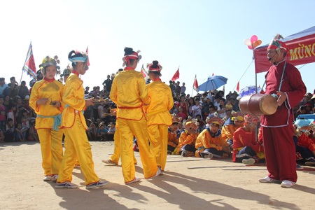 Xuất quân ra khơi đánh bắt thủy sản đầu năm - 1 Hát sắc bùa