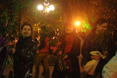 Một nhóm các bạn sinh viên đã chuẩn bị kế hoạch đi bán lộc đêm giao thừa và rất đắt khách