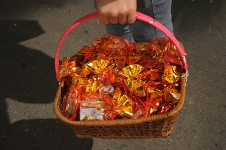 Mỗi túi muối có giá từ 5000 - 10000 đồng