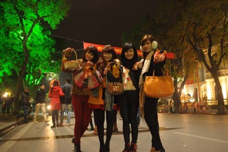 Một số đi bán theo nhóm để kết hợp đi chơi giao thừa