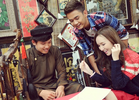 Không chỉ dạo phố xuân, cả hai còn cùng nhau đi xin chữ ông đồ.