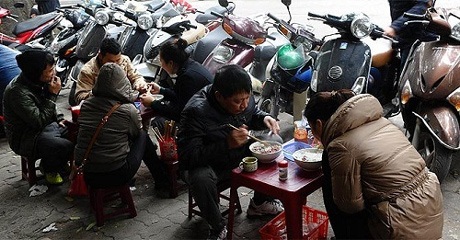 Phở Hà Nội qua con mắt của phóng viên nước ngoài - 2 Hình ảnh như thế này có thể gặp ở bất kỳ phố phường nào ở Hà Nội (Nguồn: AFP)