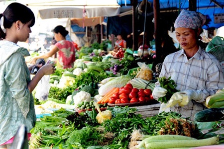 Vừa quay lại xóm trọ, sinh viên lo đối phó giá cả tăng - 1 Các mặt hàng rau củ quả gần xóm trọ SV lớn đều nhúc nhích tăng giá.