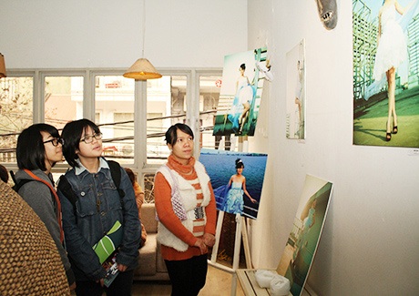 Mãn nhãn triển lãm thời trang đầy cá tính của học sinh trường Ams - 4 1. Lối vào triển lãm được thiết kế đầy bí ẩn, gợi sự tò mò