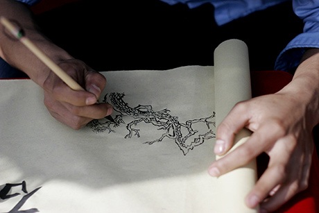 Thu nhập cao, lớp trẻ "xâm lấn" phố ông đồ Hà Nội - 6 Không chỉ viết, thầy đồ còn vẽ tranh, tùy theo yêu cầu của khách hàng