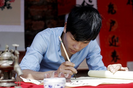 Thu nhập cao, lớp trẻ "xâm lấn" phố ông đồ Hà Nội - 5 Cặm cụi thể hiện con chữ