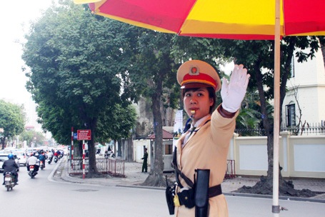 Thiếu úy Nguyễn Mai Huyền (Đội CSGT số 2) điều khiển giao thông tại chốt trực