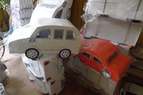 Ghé thăm "công xưởng" vàng mã lớn nhất Việt Nam - 6 Ô tô từ 4 đến 9 chỗ, từ nhỏ đến to.