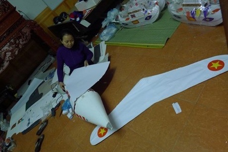 Ghé thăm "công xưởng" vàng mã lớn nhất Việt Nam - 7 Đốt ô tô chưa đủ giờ nhiều người còn đốt cả máy bay cho người đã mất.