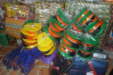 Ghé thăm "công xưởng" vàng mã lớn nhất Việt Nam - 15 Chiếc mũ quân phục bộ đội và công an.