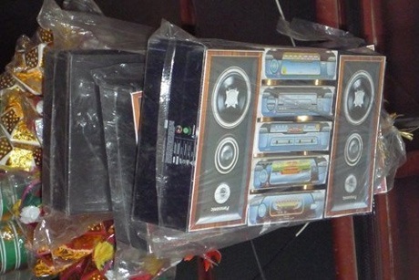 Ghé thăm "công xưởng" vàng mã lớn nhất Việt Nam - 14 Dàn âm thanh cực lớn.