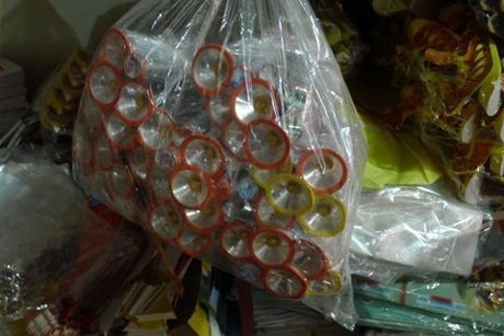 Ghé thăm "công xưởng" vàng mã lớn nhất Việt Nam - 13 Những chiếc máy giặt lồng ngang loại 1.