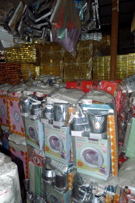 Ghé thăm "công xưởng" vàng mã lớn nhất Việt Nam - 11 Đốt ô tô chưa đủ giờ nhiều người còn đốt cả máy bay cho người đã mất.