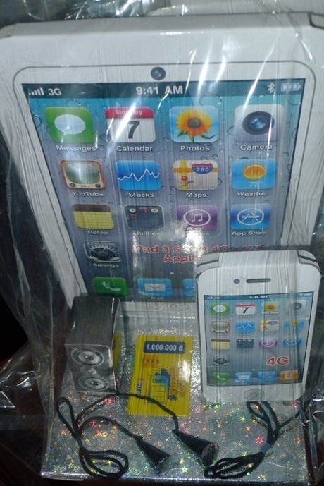 Ghé thăm "công xưởng" vàng mã lớn nhất Việt Nam - 9 Đốt ô tô chưa đủ giờ nhiều người còn đốt cả máy bay cho người đã mất.