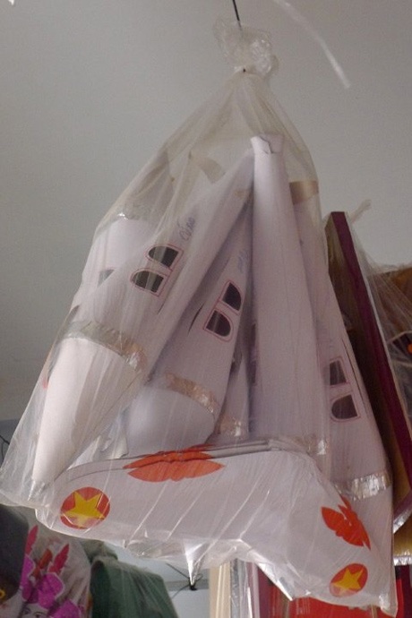 Ghé thăm "công xưởng" vàng mã lớn nhất Việt Nam - 8 Đốt ô tô chưa đủ giờ nhiều người còn đốt cả máy bay cho người đã mất.