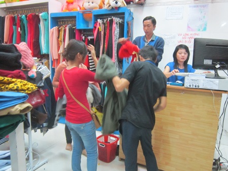 Sinh viên cặm cụi làm thêm kiếm tiền trả nợ trước Tết - 1 Bán áo quần trong các shop thời trang là công việc được nhiều bạn nữ lựa chọn nhất.