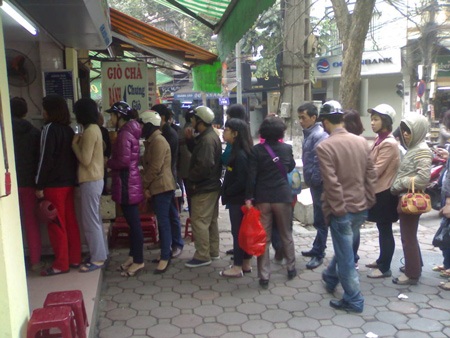 Hà Nội: "Rồng rắn" xếp hàng mua xôi chè cúng Rằm - 3 Không chỉ có chị em, nam giới cũng tham gia xếp hàng mua xôi, bánh cúng Rằm