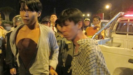 Hành hung, cắn... cảnh sát giữa trung tâm Sài Gòn - 1 Nguyễn Công Đức và Nguyễn Hoàng Minh Tiến hung hãn tại hiện trường (ảnh: N.D)