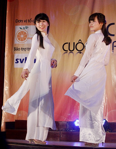 Hai cô gái "dẻo tay" đáng yêu giật giải "hot couple" trường Báo - 1 Các cặp đôi hoàn hảo của PR-AD’s Hot Couple trình diễn phong cách thời trang tự chọn