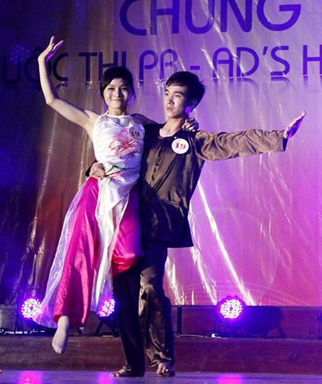 Hai cô gái "dẻo tay" đáng yêu giật giải "hot couple" trường Báo - 7 Dương Văn Minh và Nguyễn Thị Ngân múa Bèo dạt mây trôi