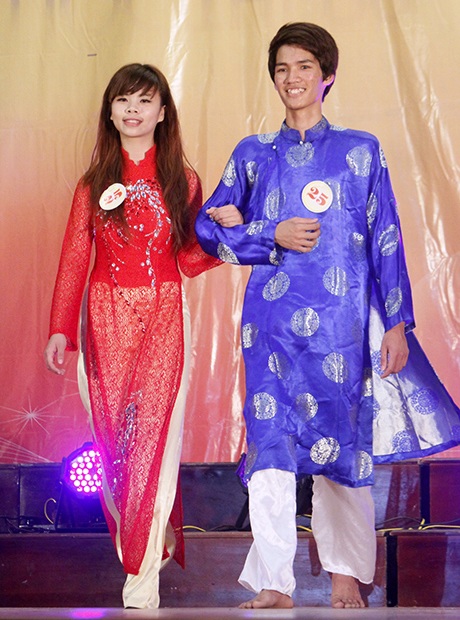 Hai cô gái "dẻo tay" đáng yêu giật giải "hot couple" trường Báo - 5 Các cặp đôi hoàn hảo của PR-AD’s Hot Couple trình diễn phong cách thời trang tự chọn